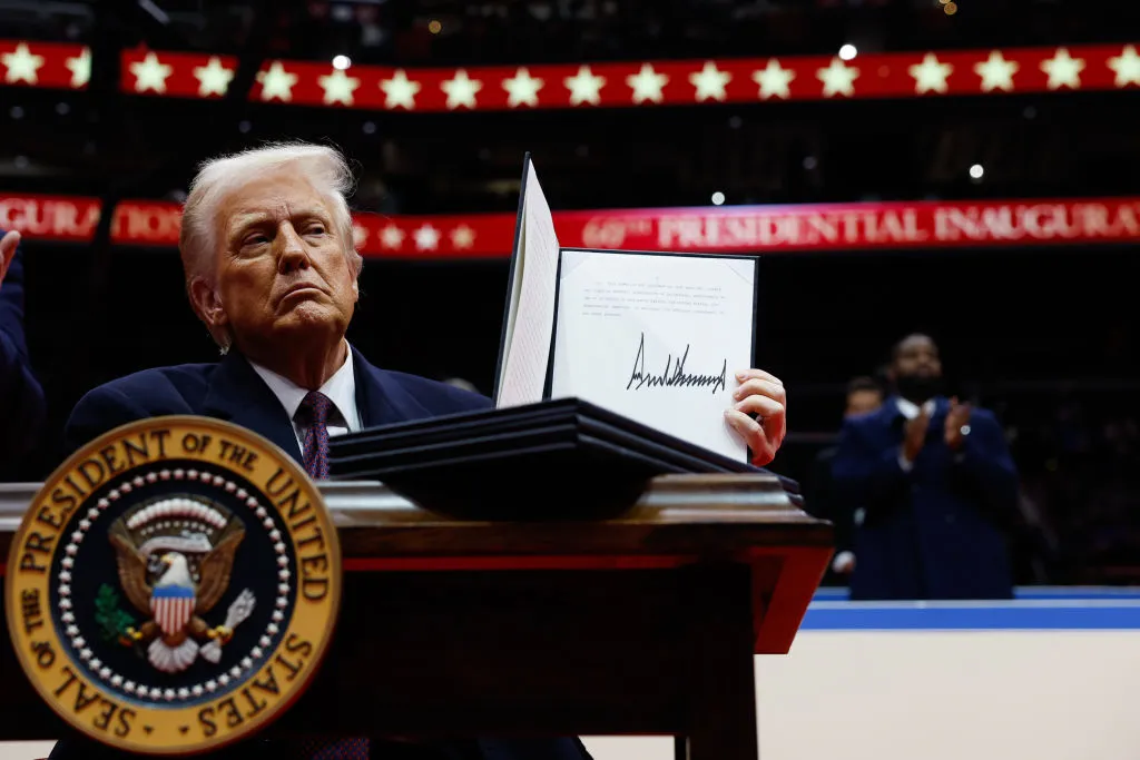 就任当日に大統領令に署名するドナルド・トランプ。Photo: Anna Moneymaker/Getty Images