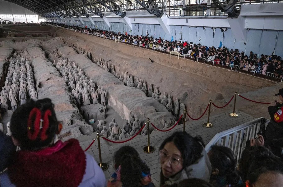 中国で観光客が兵馬俑2体を破損。5メートル下の坑に飛び降り、狼藉後は地面に寝そべる